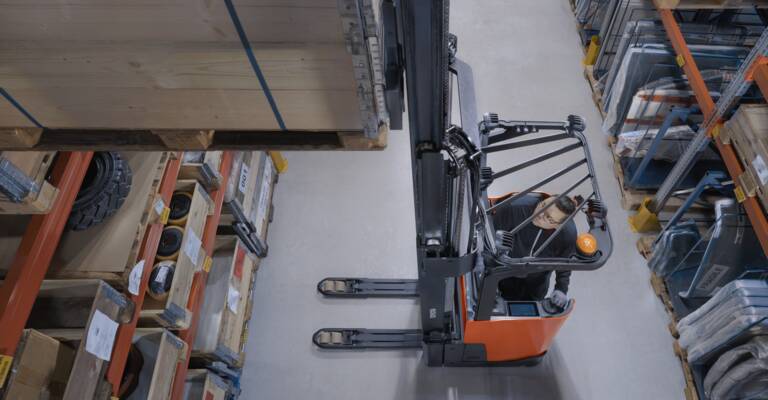 Toyota Li-ion stand-in pallet stacker SSI
