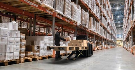 Toyota order picker with scissor forks