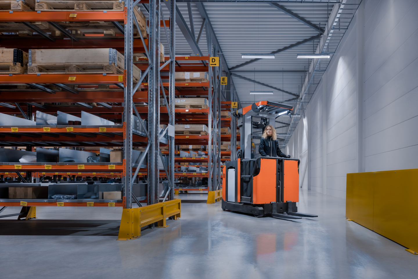 How to choose the right guidance system for your order picking truck?